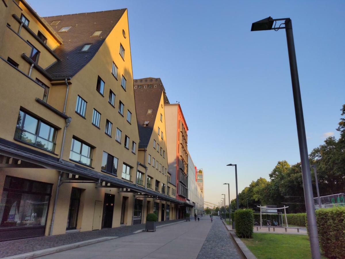 Grosszuegiges Zimmer Mit Badezimmer In Rheinwohnung Cologne Exterior photo
